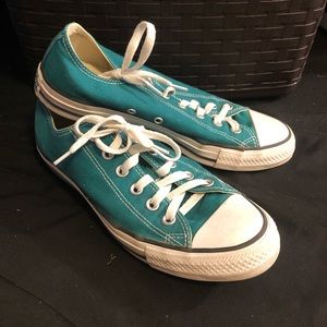 Teal low top converse!